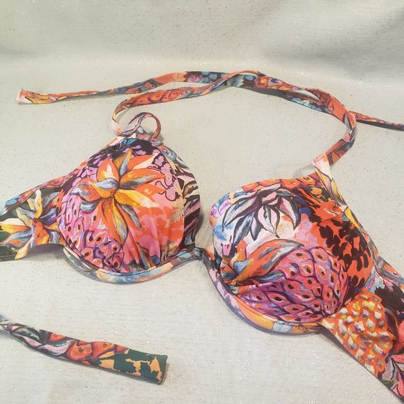 pack of 2 Next 32DD/10uk bikinis and one10UK beachwear shorts. - Picture 3 of 11